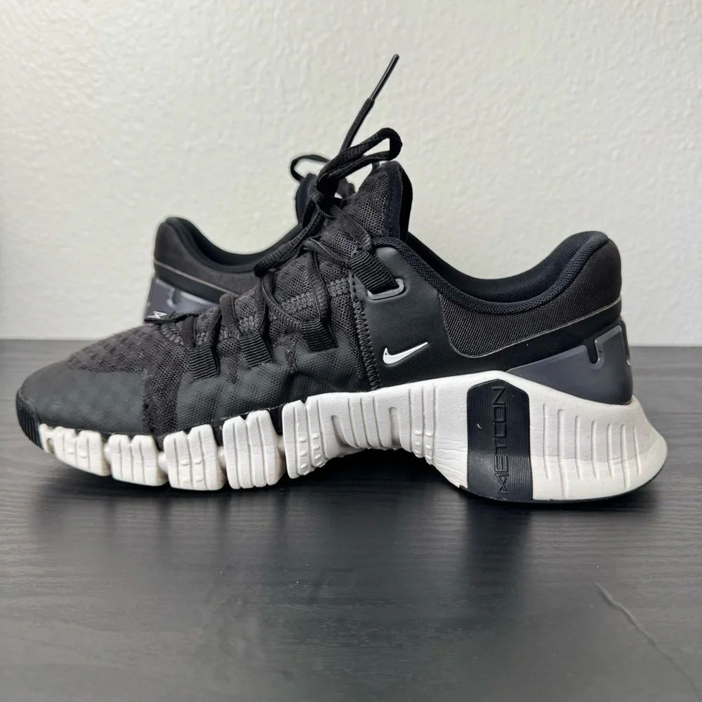 Nike Free Metcon 5 shoes Black and White Size 10